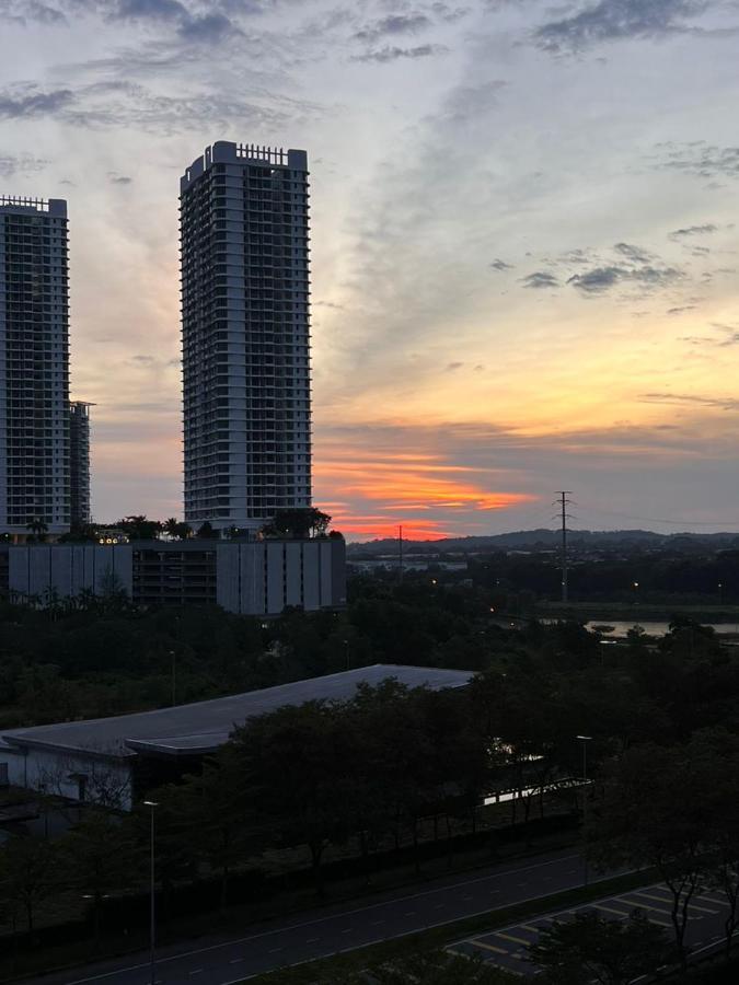 D Bunga مسلم Homestay Pool View Legoland Nusajaya 努沙再也 外观 照片
