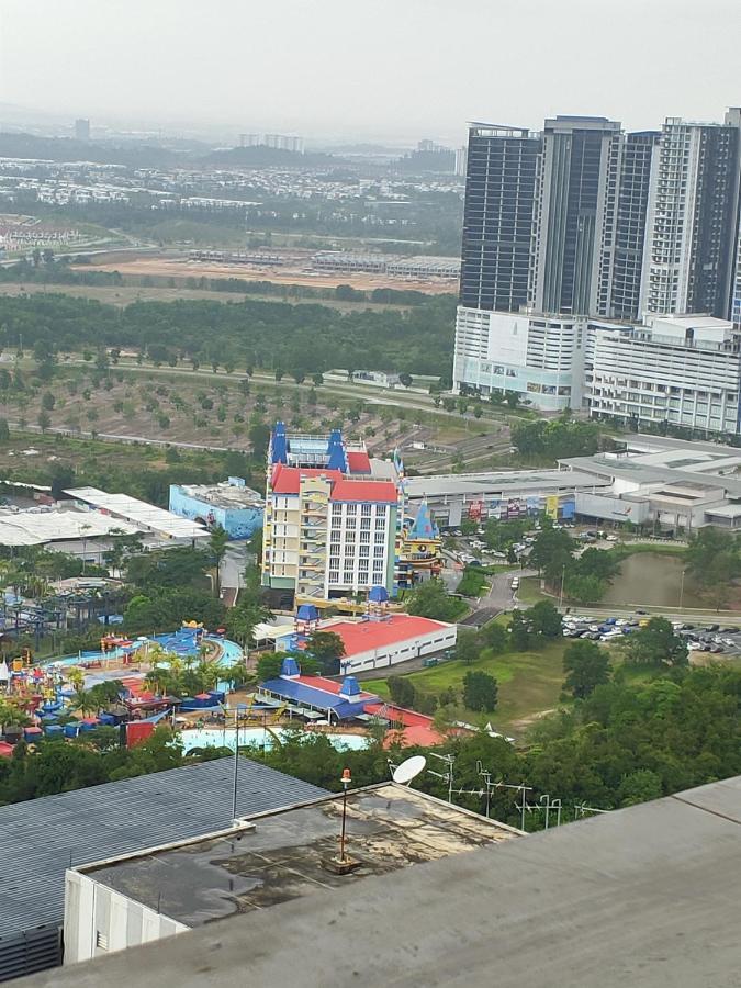 D Bunga مسلم Homestay Pool View Legoland Nusajaya 努沙再也 外观 照片